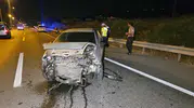 Orhangazi yolunda gece yarısı dehşeti: Bariyerlere çarpan araç hurdaya döndü