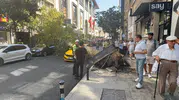 Şişli'de kaldırım ağacı park halindeki iki aracın üstüne devrildi