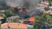 Pendik’te metruk binadan sıçrayan alevler evi kül etti