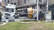 Kağıthane'de kum yüklü kamyonun dorsesi devrildi Park halindeki araç hasar gördü
