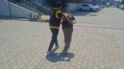 İskenderun polisi aranan hırsızı sokakta yakaladı