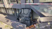 Bakırköy'de kaza yapan otomobil apartman boşluğuna uçtu