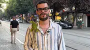 Eskişehir sokaklarında omzunda iguanayla yürüyen adam şaşkınlık yarattı