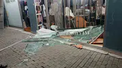 Vitrine dalan otomobilin sürücüsü kaçtı, mağaza sahibi şokta