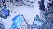 Malatya’da fırtına eczane camlarını tuzla buz etti