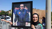 Boncuk boncuk işlediği Erdoğan portresini korumalarla gönderdi