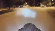 Erzincan’da gece saatlerinde kent merkezinde meydana gelen trafik kazası, bir motosiklet sürücüsünün kask kamerasına saniye saniye yansıdı.