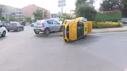 Güngören'de kaza anı Taksi devrildi, yolcu itfaiyenin müdahalesiyle kurtarıldı