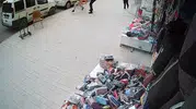 Polisten kaçan şüpheliyi tekme atarak durduran vatandaş kamerada