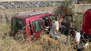 Muğla’da ticari araç yoldan çıktı 2 yaralı