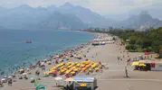 Antalya kavurucu sıcakla tanıştı sahillere akın etti