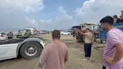Hatay sahilinde kuma saplanan tırı traktörler kurtardı