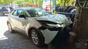 Adıyaman'da kontrolden çıkan otomobil hem yayaya çarptı hem ağaca girdi