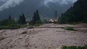 Uzungöl’de sağanak sonrası yol çamurla kapandı, ekipler yeniden açtı