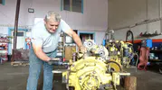 Greyder Ahmet yarım asırlık tecrübesiyle dev makineleri hayata döndürüyor