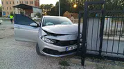 Direksiyon hakimiyeti kayboldu, otomobil demir kapıya çarptı 4 yaralı