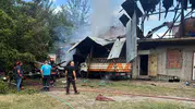 Sapanca'da depo yangını Alevler park halindeki kamyonete sıçradı