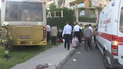 Zeytinburnu sahilinde İETT otobüsü site duvarına çarptı Yaralılar var