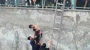 Tarsus’ta kanala düşen genci arkadaşı son anda yakaladı