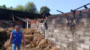 Ahır yangınında 500 balyası kül olan üreticiye Büyükşehir'den destek