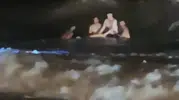 Dalgalara rağmen denize girdi, cankurtaranlar son anda yetişti