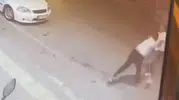 Bursa'da kaldırım kavgası kamerada Sözlü tartışma yumruklu kavgaya dönüştü
