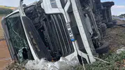Edirne yolunda buğday yüklü kamyon devrildi