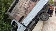 Elazığ'da kamyonet bahçeye uçtu 1 yaralı