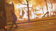 Avcılar'da TIR parkında gece yangını 5 araç küle döndü