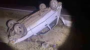 Gece yolculuğunda direksiyon hakimiyeti kayboldu, araç takla attı