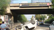 Bariyerlere çarpıp köprüden uçtu Sürücüyü vatandaşlar kurtardı
