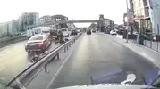Avcılar D-100 karayolunda motosikletlerin tehlikeli kazası kameraya yansıdı
