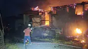 Çorum İskilip'te geceyi aydınlatan yangın iki evi kül etti