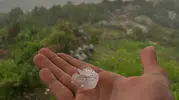 Osmaniye sıcaktan kavrulurken aniden dolu ve fırtına bastırdı