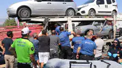 Çekici kırmızı ışıkta duran kamyonete çarptı; iki sürücü yaralı