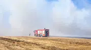 Rüzgar alevleri büyüttü, ekipler tarlaya sıçratmadı