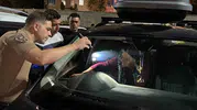 Otoparkta 1,5 Saat Araçta Mahsur Kaldı, Kapıyı Kızı Açtı