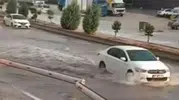 Gaziantep'te akşam sağanağı yolları göle çevirdi, araçlar zor anlar yaşadı