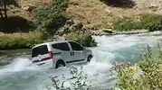 Van Bahçesaray’da boş kamyonet kendi kendine çaya uçtu