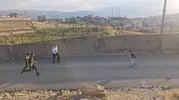 Yüksekova Kaymakamı ceketini çıkardı ve çocuklarla top koşturdu
