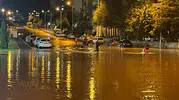 Kayseri'de sağanak hayatı felç etti; çocuklar su birikintilerinde serinledi