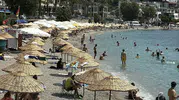 Termometre 40'ı gösterdi, Bodrumlular ve tatilciler sahile akın etti