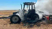 Kulu’da tarlada çalışan traktör bir anda alevlere teslim oldu