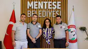 Muğla’da bayrağı yakan kişi güvenlik görevlilerinin dikkatiyle yakalandı