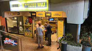 Maskeli soyguncu döviz bürosunda iş yeri sahibiyle yumruk yumruğa kavga etti