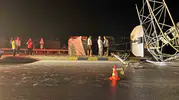 İzmir'de dorsesi açık kalan tır ortalığı birbirine kattı