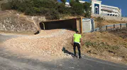 Freni boşalan kamyonu yan yola devirdi, canını kurtardı