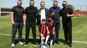 Forması yüzünden ağlayan minik taraftar Gençlerbirliği’ni ziyaret etti