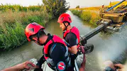 Silvan'da su kanalına düşen sürücüyü ekipler son anda kurtardı