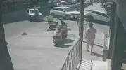 Kameradaki kaza karesi Motosikletli savruldu, hastaneye kaldırıldı